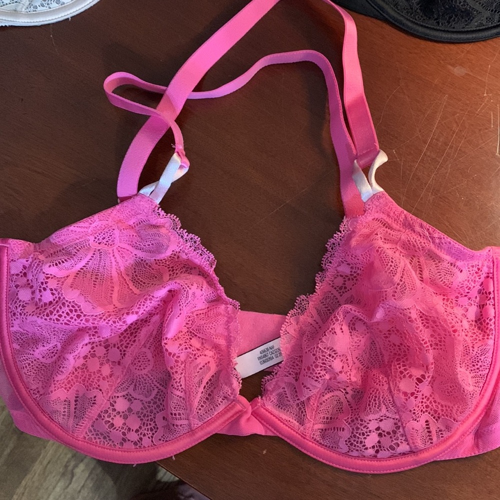 Three Victoria Secret lace bras - Picture 3 of 9